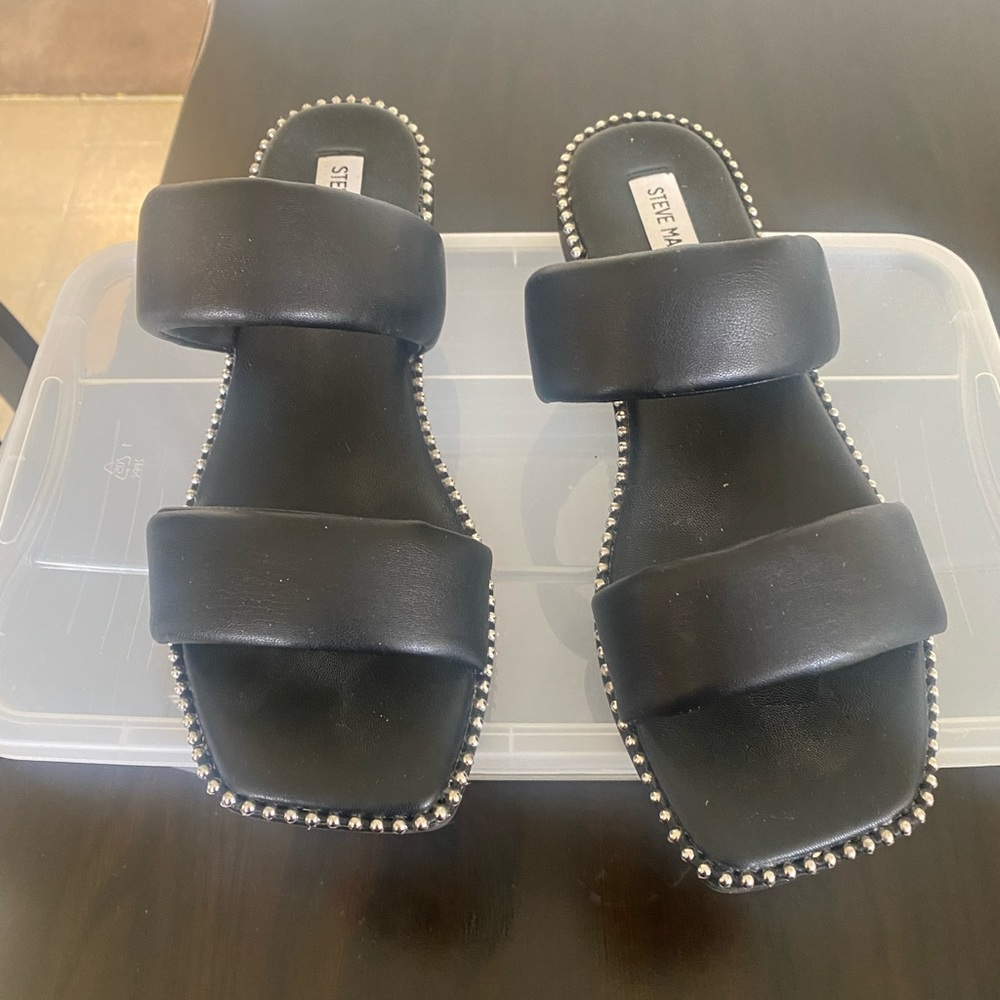 Size 9.5 black Steve Madden ladies sandals.